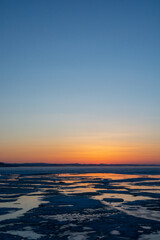 Fototapeta na wymiar 氷が浮かぶ春の湖の夕暮れ　サロマ湖 