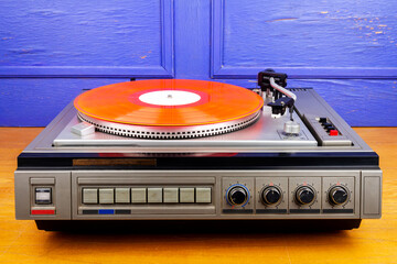Obraz premium Vintage turntable vinyl record player with red vinyl