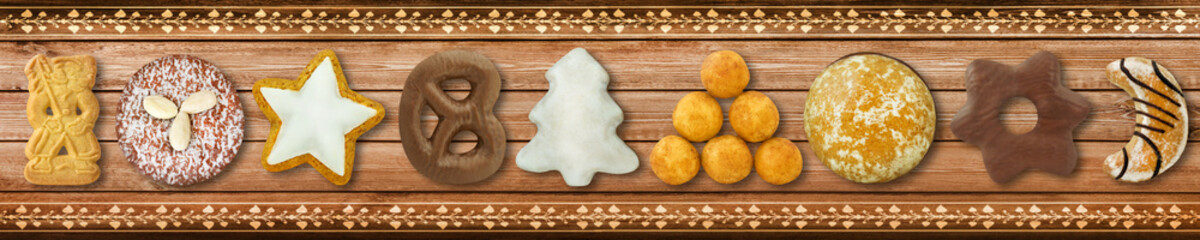 Gemischte Kekse und Süßigkeiten für Weihnachten auf Holz