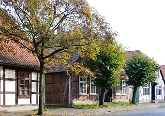 Herbst im Dorf Rethem am Fluss Aller, Niedersachsen