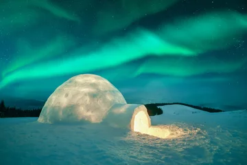 Foto auf Alu-Dibond Nordlicht. Nordlichter in den Winterbergen. Winterliche Szene mit glühenden Polarlichtern und schneebedecktem Iglu. Landschaftsfotografie © Ivan Kmit