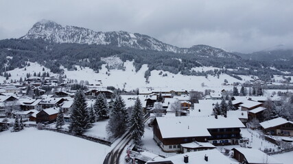 pueblo rodeado de montaña cubierto de nieve.
