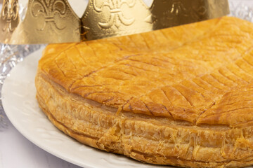 galette des rois et couronne sur une table, gâteau de l'épiphanie du roi