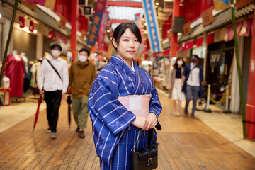 浅草の商店街を歩く着物姿の日本人女性