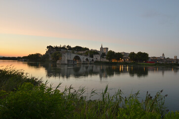 Fototapeta premium Il fiume Rodano all'alba con la città di Avignone sullo sfondo