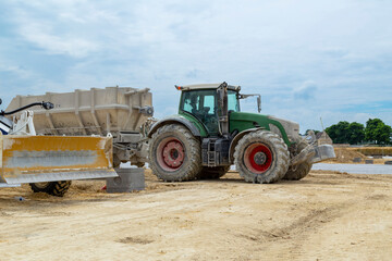 Obraz premium Tracteur de chantier avec benne chargeur