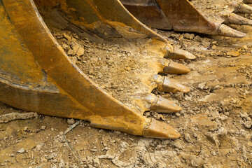 Gros plan sur les godets en métal de pelles de chantier pour le terrassement