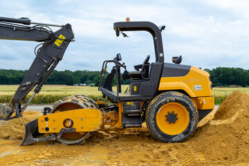 Compacteur de chantier pour le terrassement avec rouleur compresseur à dents