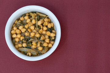 Guiso de garbanzos con acelgas, receta tradicional de España, visto desde arriba
