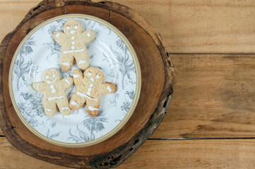 Fototapeta na wymiar Christmas biscuits inside a plate on the table