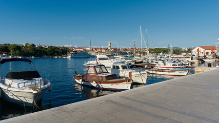 Fototapeta na wymiar Hafen der Stadt Krk an der Adria in Kroatien mit der Altstadt im Hintergrund 