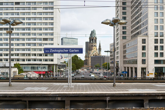 Bahnsteig im Bahnhof Zoo in der Innenstadt von Berlin