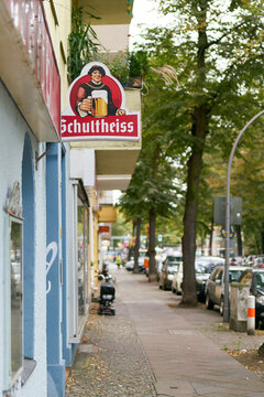 Typische noch erhaltene Berliner Kneipe in einem ehemaligen Arbeiterviertel in Berlin mit Werbung der Schultheiss Brauerei.