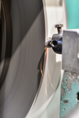 Dressing the grinding wheel with a diamond pencil on a circular grinding machine.