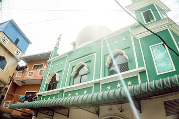 Mały zielony meczet, w biednej muzułmańskiej dzielnicy.