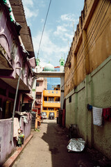 Uliczki w biednej dzielnicy, slumsy, biedna okolica.