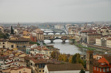 Fototapeta na wymiar Il ponte Vecchio di Firenze e il fiume Arno visti dal Piazzale Michelangelo