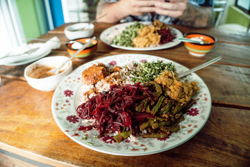 Ryż i curry, obiad na Sri Lance, kurczak i warzywa w sosie, pyszny lunch. - obrazy, fototapety, plakaty