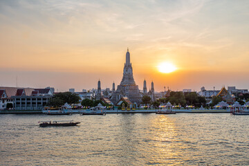 Fototapeta na wymiar Sunset at Wat Arun, Bangkok Landmark, Thailand