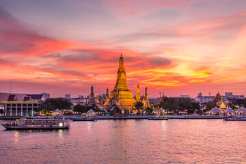 Naklejka premium Wat Arun or Temple of dawn, beautiful sky after the sunset, Bangkok,Thailand