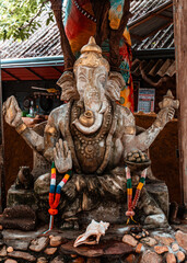 Posąg Ganeshy, hinduskie bóstwo w świątynnym ogrodzie. - obrazy, fototapety, plakaty