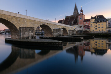 Dom und steinerne Brücke in Regensburg bei Sonnenuntergang im Winter 