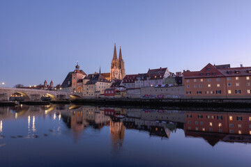 Dom und steinerne Brücke in Regensburg zur blauen Stunde
