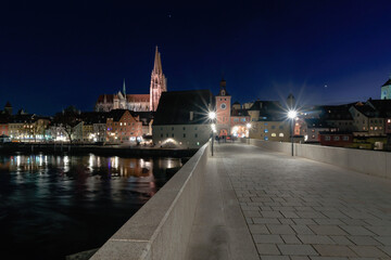 Obraz premium Dom und steinerne Brücke in Regensburg ind er Nacht