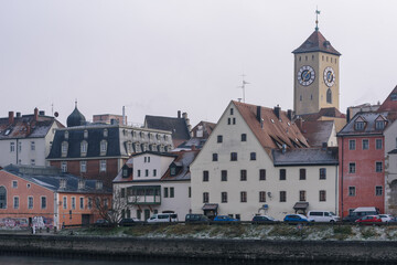 Gebäude  in Regensburg mit Rathaustum im Winter,