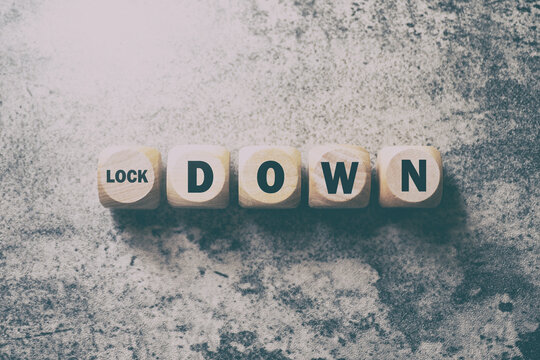 Schlagwort LOCKDOWN als Buchstaben auf W&uuml;rfeln
