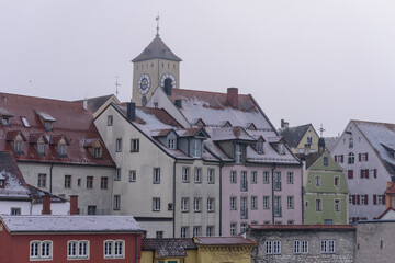 Gebäude  in Regensburg mit Rathaustum im Winter,