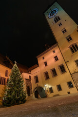 Regensburger Rathaus nachts mit Weihnachtsbaum beleuchtet