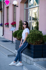 fashionable girl walks around the city of Minsk. The inscription on the T-shirt "Do not lean against"