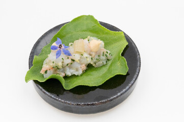 tartare de daurade, sur feuille de fico&iuml;de glaciale, fleur de bourrache