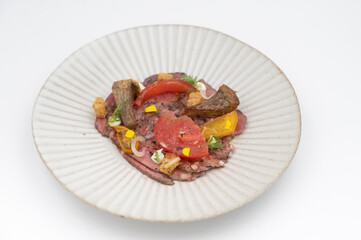 Tataki de boeuf, tomate et artichaut