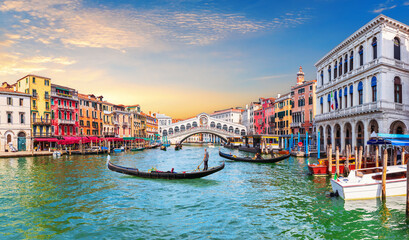 Venice Grand Canal, view of the Rialto Bridge and gondoliers, Italy - obrazy, fototapety, plakaty