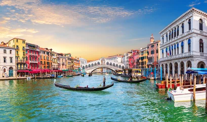 Papier Peint photo Pont du Rialto Grand Canal de Venise, vue sur le pont du Rialto et les gondoliers, Italie