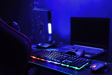 Gaming keyboard with LED backlit. Klawiatura do gier z podświetleniem LED. - obrazy, fototapety, plakaty