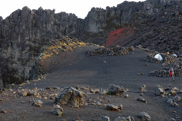 Levée de soleil sur le Piton des Neiges, volcan sur l'île de la Réunion