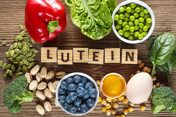 Food sources of lutein and zeaxanthin. Foods as yolk egg, broccoli, pumpkin seeds, pepper, lettuce,...