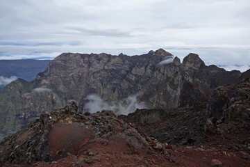Lev&eacute;e de soleil sur le Piton des Neiges, volcan sur l'&icirc;le de la R&eacute;union