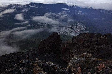 Levée de soleil sur le Piton des Neiges, volcan sur l'île de la Réunion