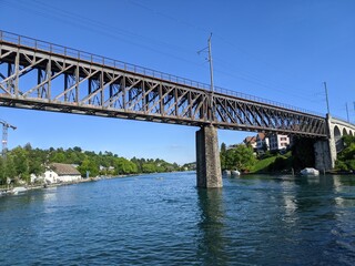 Fototapeta na wymiar Eine Eisenbahnbrücke über dem Rhein zwischen Deutschland und der Schweiz