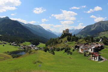 Fototapeta na wymiar Der Blick auf das Schloss Tarasp im Engadin in der Schweiz