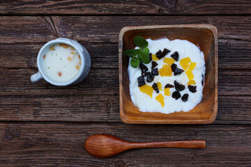 ドライフルーツをいれたヨーグルトとカップスープ