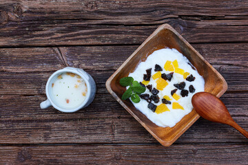 ドライフルーツをいれたヨーグルトとカップスープ