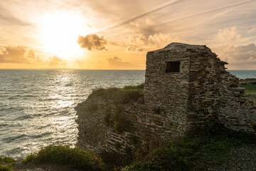 Fototapeta Ruine sen bord de mer avec un coucher de soleil obraz