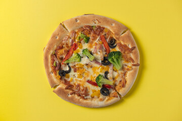 ピザ　黄色背景