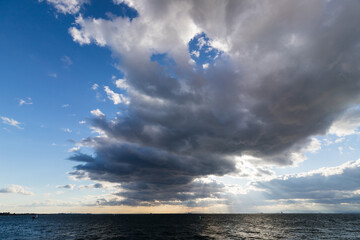 綺麗な青空と伊勢湾の海面の風景