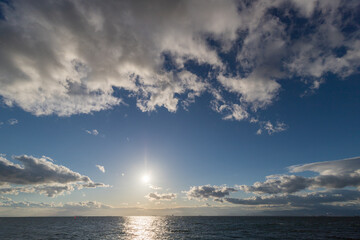 綺麗な青空と伊勢湾の海面の風景